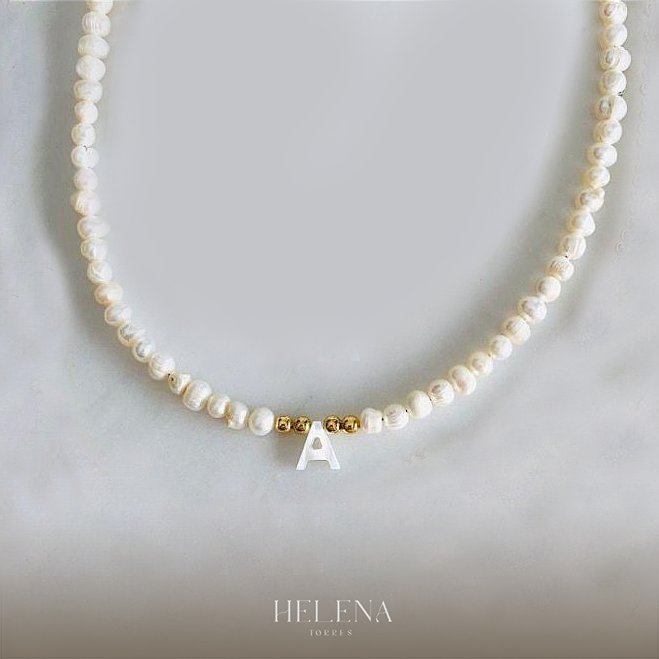 Collar personalizado - Perlas naturales con inicial blanca